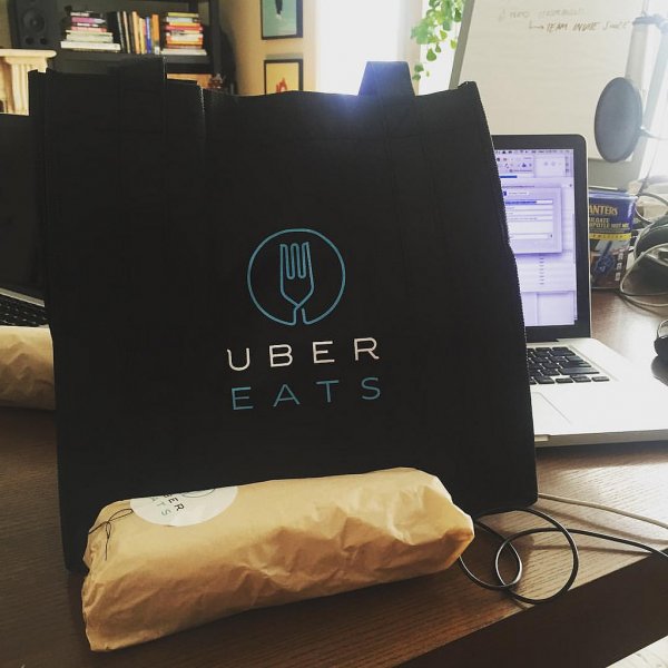 Популярный сервис доставки еды Uber Eats прекращает работу в России