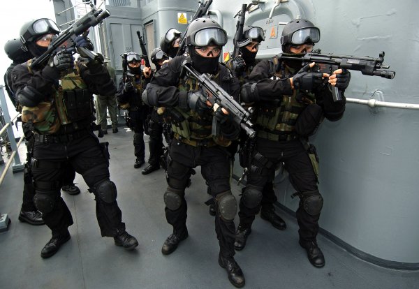 Бойцы Росгвардии и полиции получат электрошоковые щиты