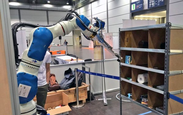 Bloomberg: В Amazon работу менеджеров начали выполнять роботы