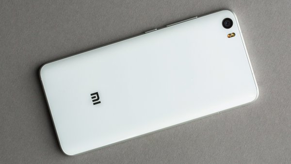 Игровой коврик Xiaomi Mi Smart Mouse Pad заряжает смартфоны