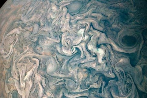 NASA опубликовало уникальное необычное фото Юпитера и его облаков