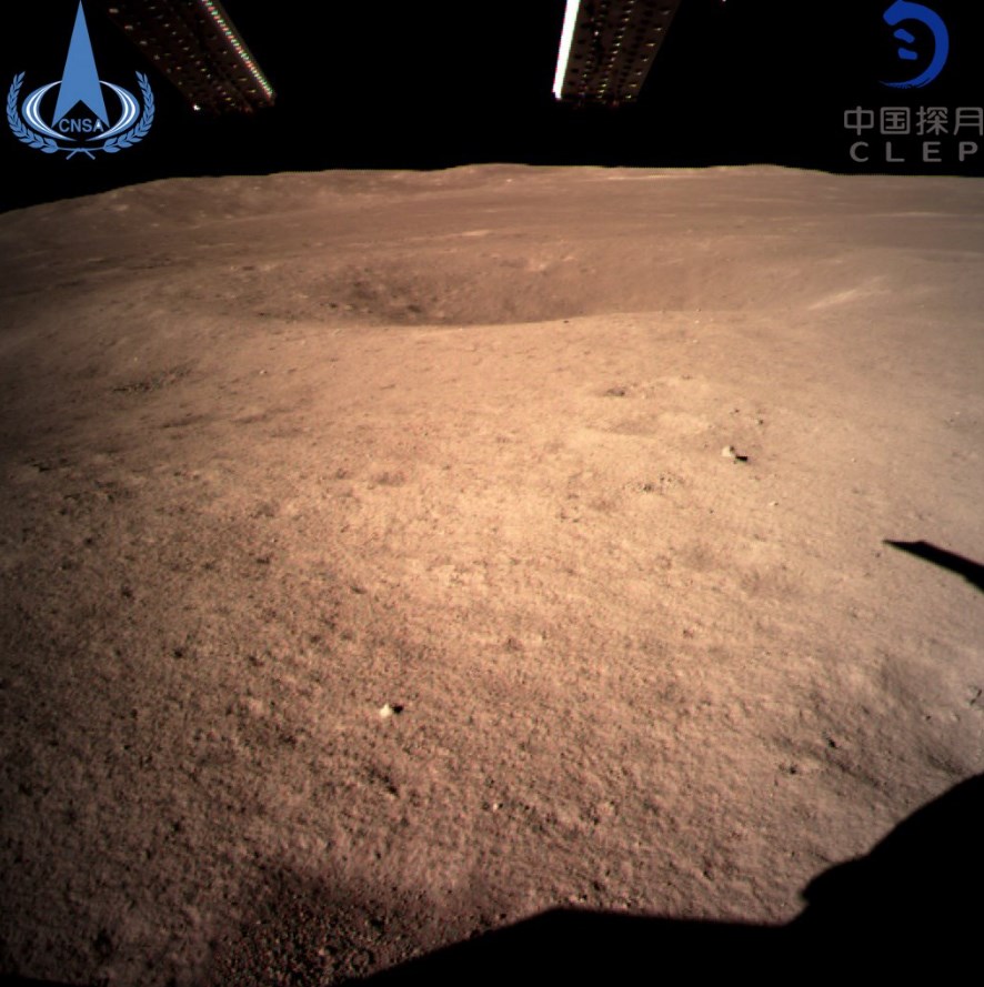 Китайский космический аппарат сделал первые в истории снимки обратной стороны Луны