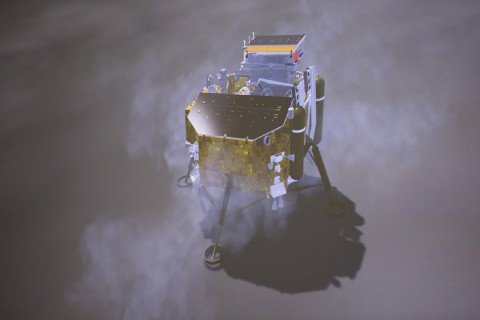 Китайский космический аппарат сделал первые в истории снимки обратной стороны Луны
