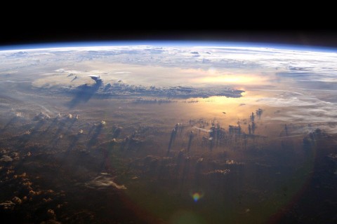 Космический аппарат сделал неимоверное селфи на фоне Земли