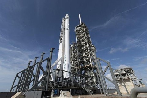SpaceX с помощью Falcon Heavy вывела на орбиту спутник