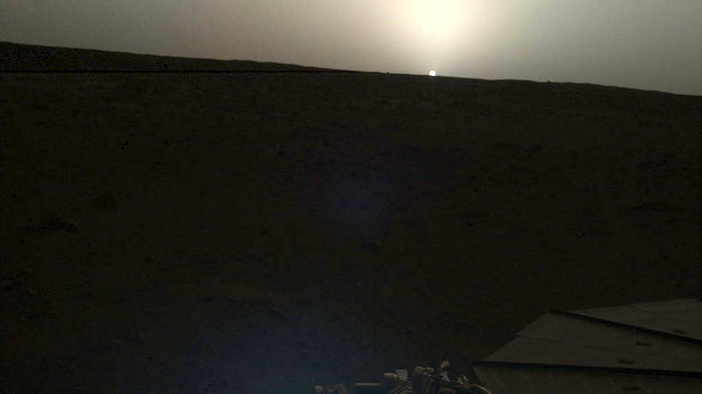 NASA показала уникальные фото заката на Марсе