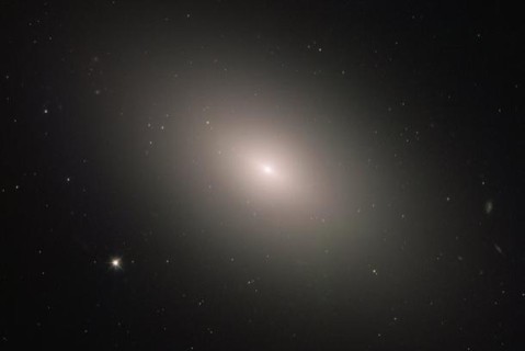 50 млн световых лет: Hubble сфотографировал эллиптическую галактику из созвездия Девы