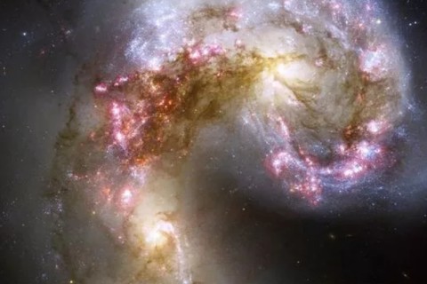 Hubble сфотографировал две галактики, разрывающие друг друга
