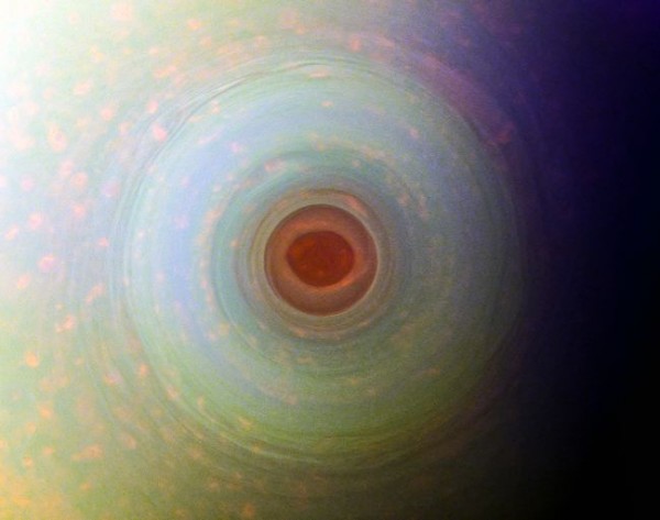 Телескоп Hubble снял новое головокружительное фото Сатурна