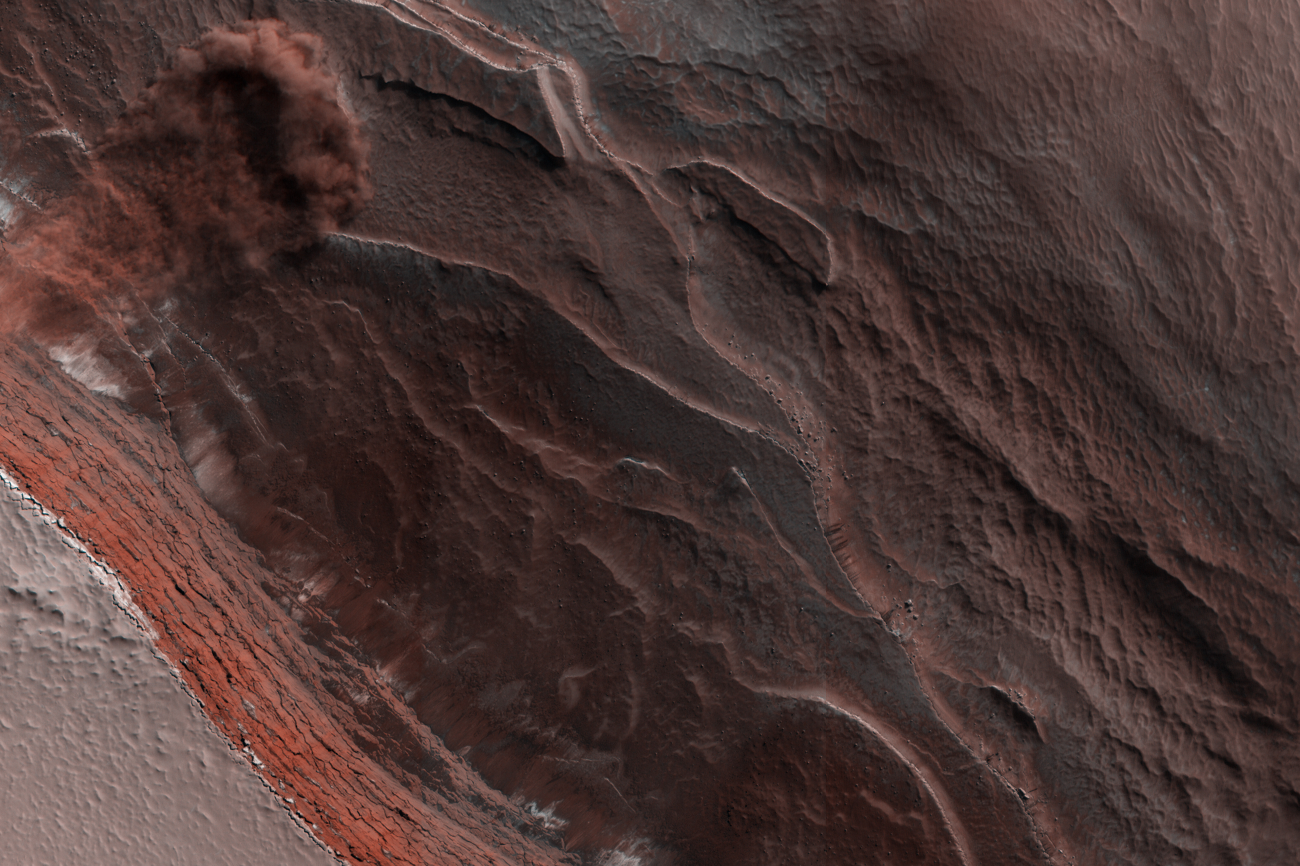 NASA запечатлило гигантскую ледяную лавину на Марсе