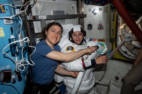 Впервые в истории две женщины вышли в открытый космос