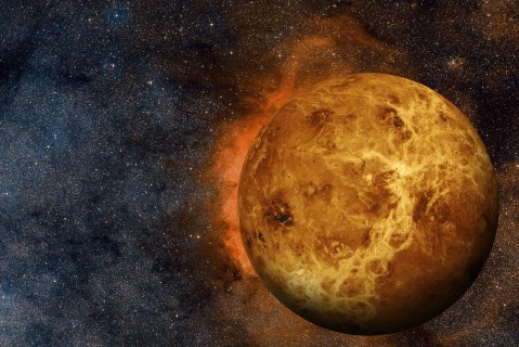 Специалисты обнаружили активные вулканы на Венере