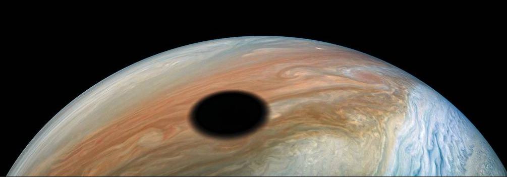 Астрономам удалось запечатлеть затмение на Юпитере