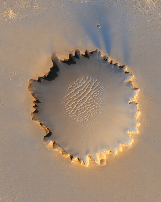 Ученые заметили на Марсе морозные песчаные дюны