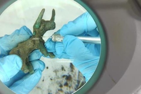 В Олимпии раскопали древнюю фигурку бронзового быка
