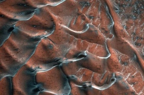 Ученые заметили на Марсе морозные песчаные дюны