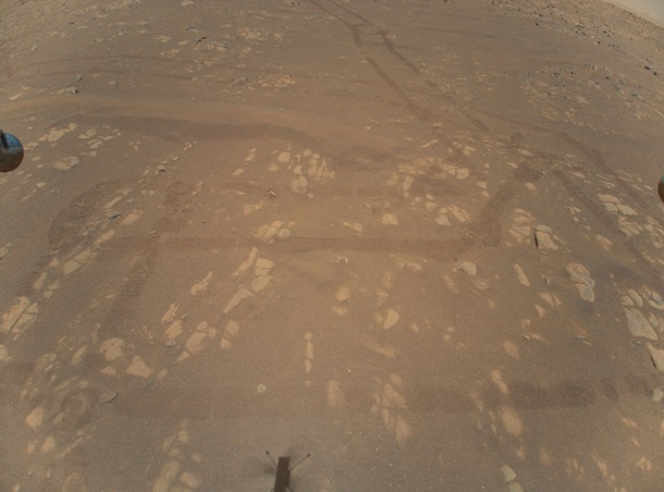 Дрон-вертолет прислал цветное фото Марса с воздуха