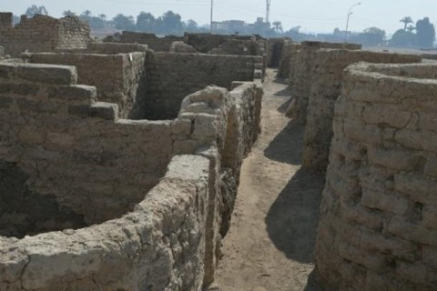 В Египте археологи обнаружили затерянный в песках город возрастом более трех тысяч лет