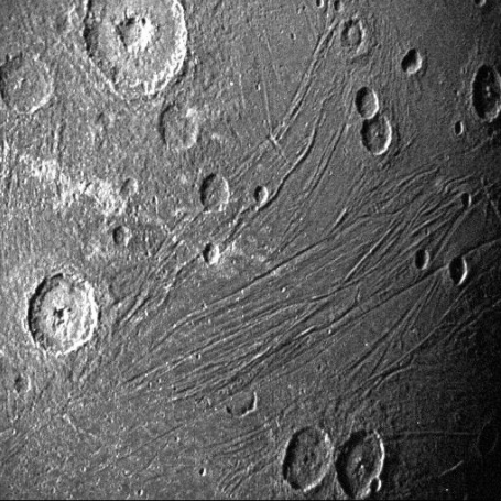 Появились первые фото гигантского спутника Юпитера