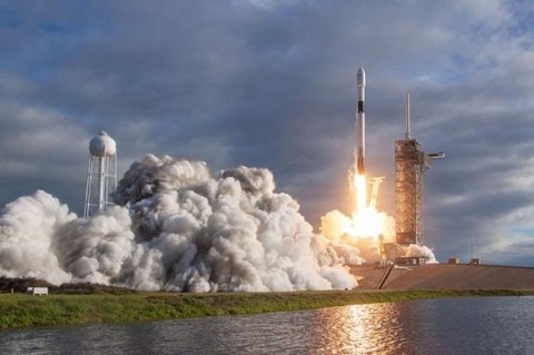 SpaceX вывела на орбиту новую группу спутников