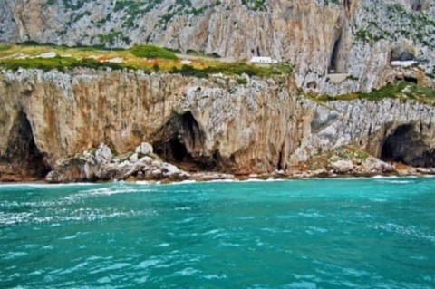 На Гибралтарской скале ученые нашли пещеру, которая была скрыта 40 тыс. лет