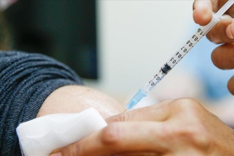 Французские ученые заявили, что вакцинация на 90% снижает риск госпитализаций