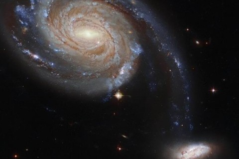 Hubble заснял уникальное взаимодействие галактик