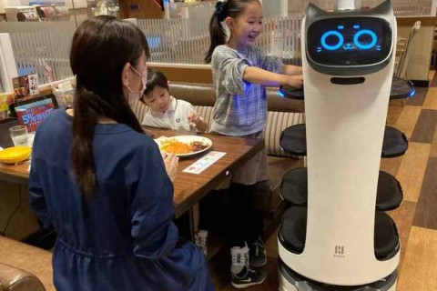 Роботы-официанты: в японском ресторане будут работать необычные сотрудники