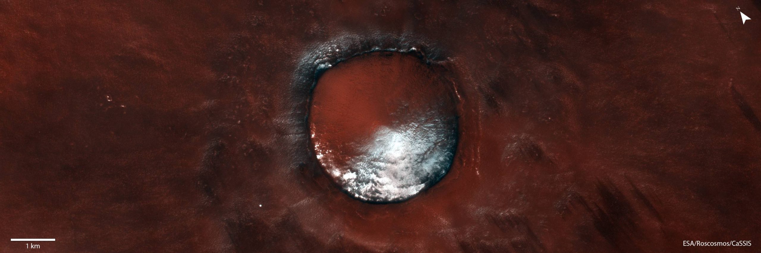 ESA поделилось фото покрытого льдом кратера на Марсе