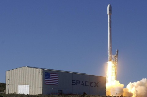 SpaceX вывела на орбиту полсотни интернет-спутников