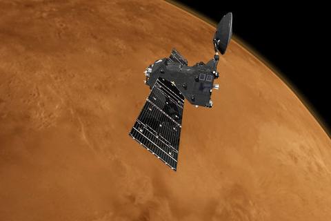 ESA поделилось фото покрытого льдом кратера на Марсе